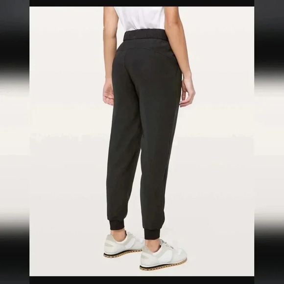 Lululemon On The Fly Jogger Black 8 - Picture 3 of 9